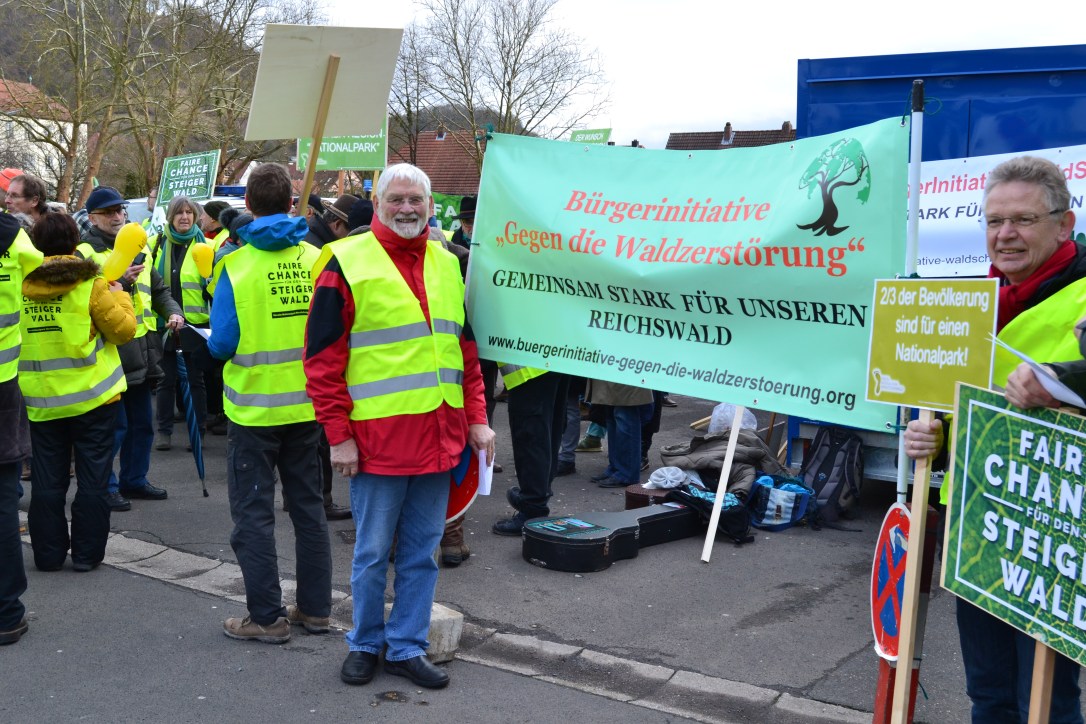 Eckhard Schulz mit BI - Banner gegen die Waldzerstörung